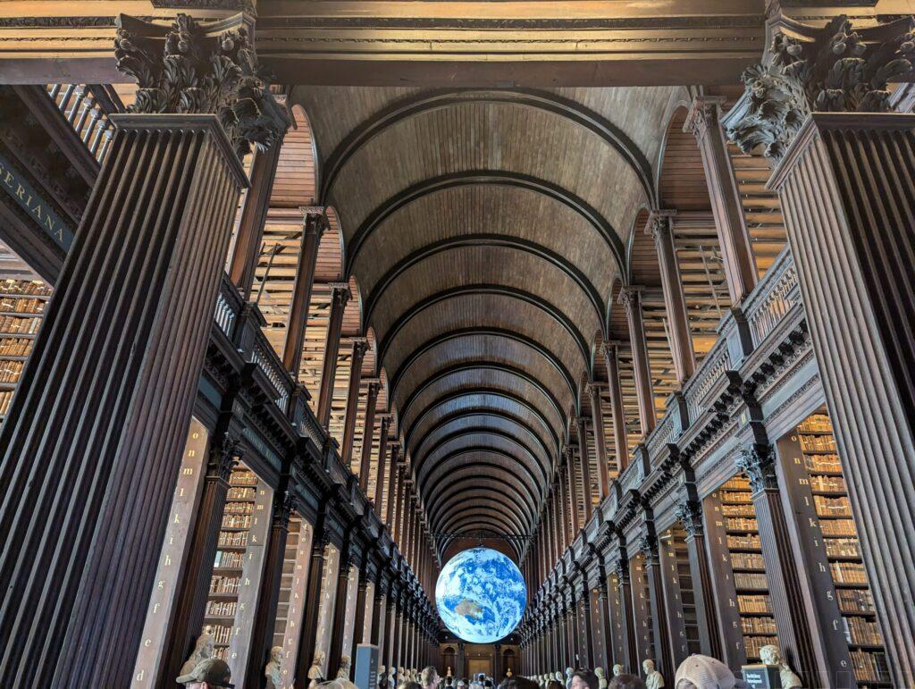トリニティ・カレッジ図書館　地球儀がある