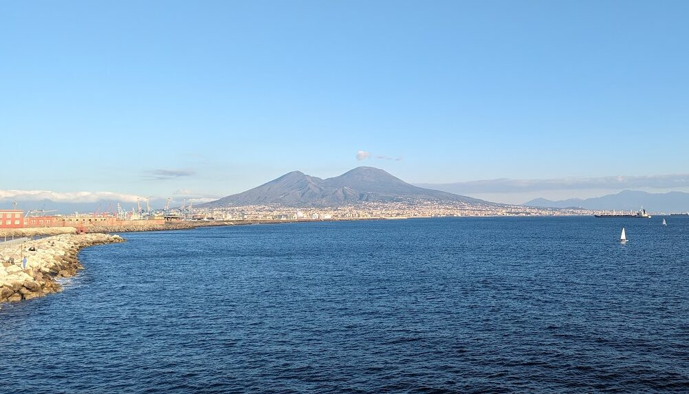 海岸通りから見える火山の写真