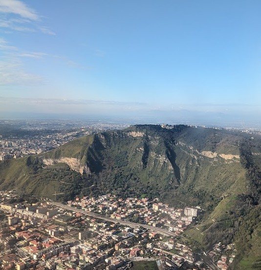飛行機から見たヴェスヴィオ火山の写真