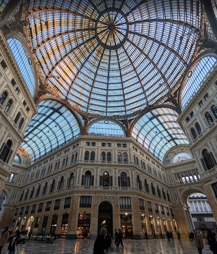 ウンベルト1世のガッレリアの写真(真ん中付近から)