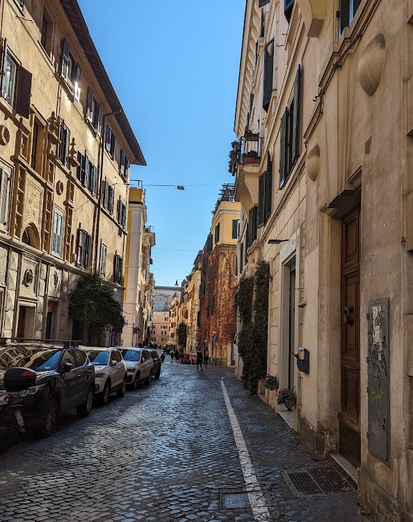 スペイン広場を一本外れた道