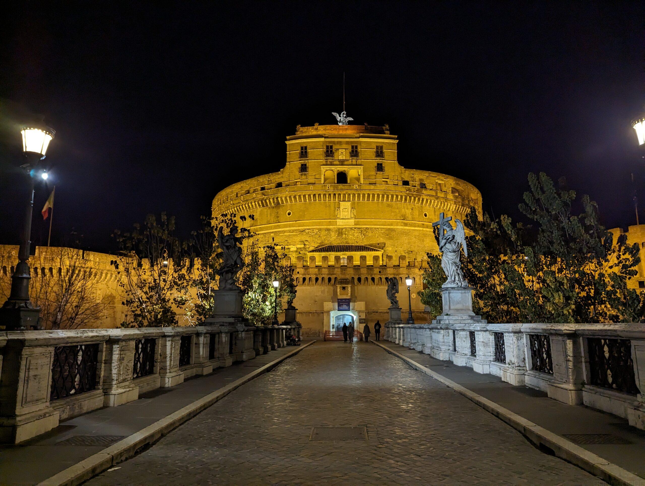 ローマ観光スケジュールのサンタジェロ城（夜景）