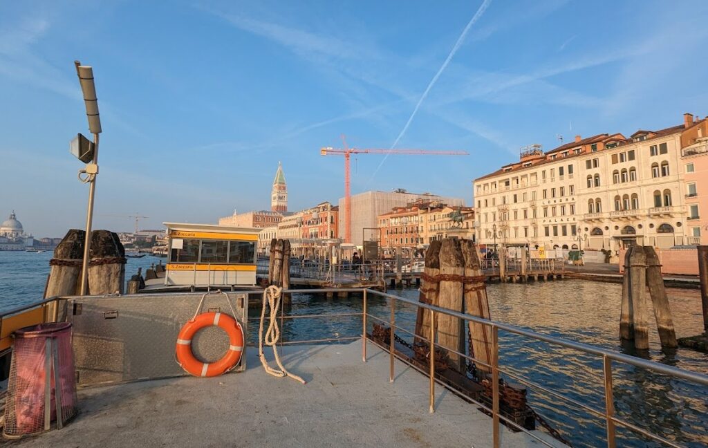 サン・ジョルジョ・マッジョーレ教会に行く水上バス