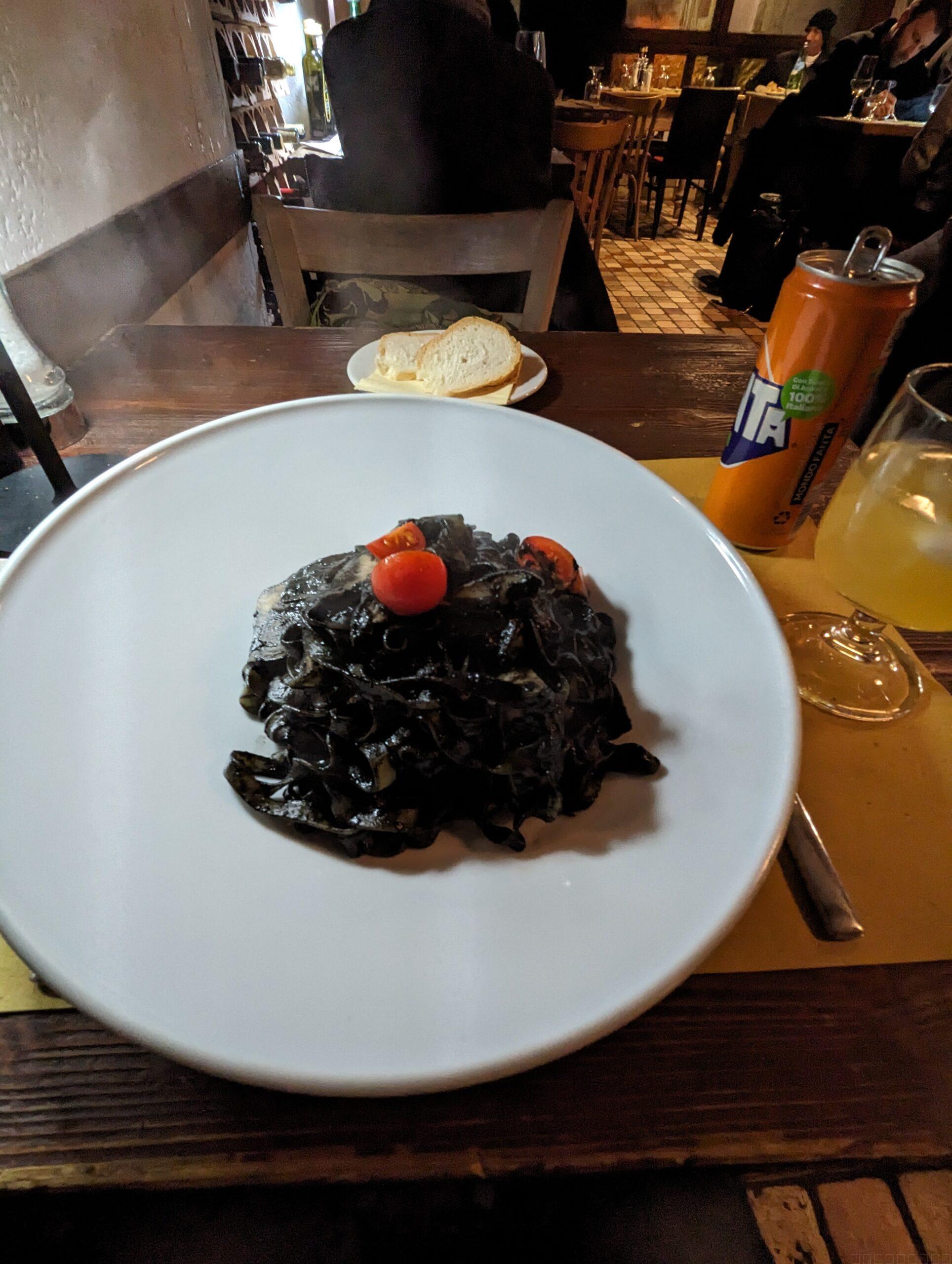 ホテル近くのレストランで食べたイカ墨パスタ