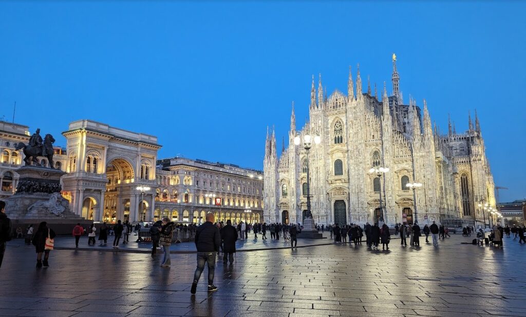 ミラノ大聖堂とヴィットーリオ・エマヌエーレ2世のガッレリア（夜景）