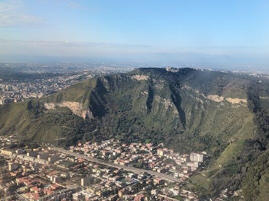 飛行機から見たヴェスヴィオ火山の写真