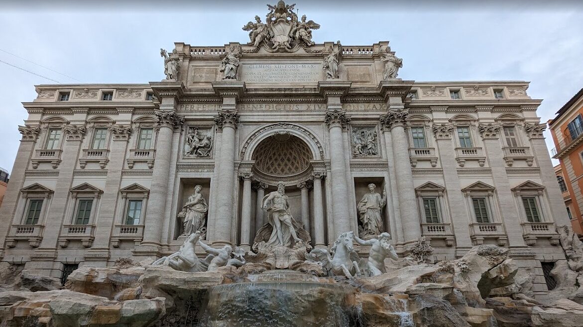 トレビの泉正面から取った写真