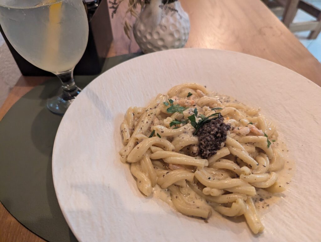 ドゥブロブニク観光スケジュールのレストランで昼食