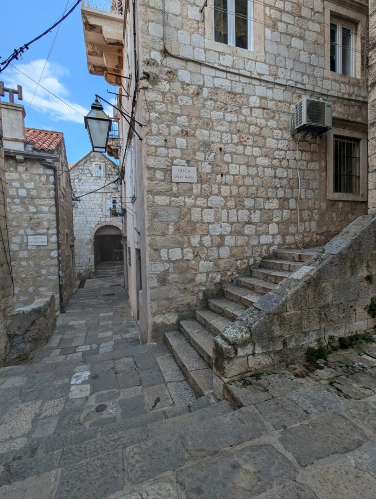 旧市街地の小道　