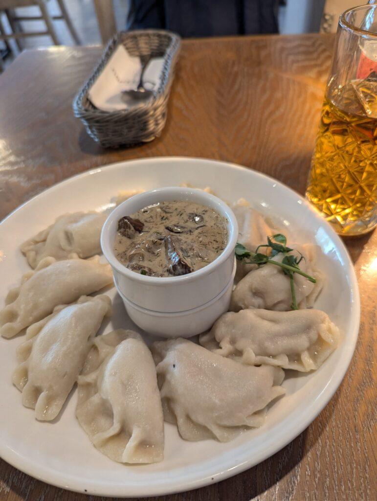 日帰り観光スケジュールの🍽️Pierogarnia MANDUで昼食