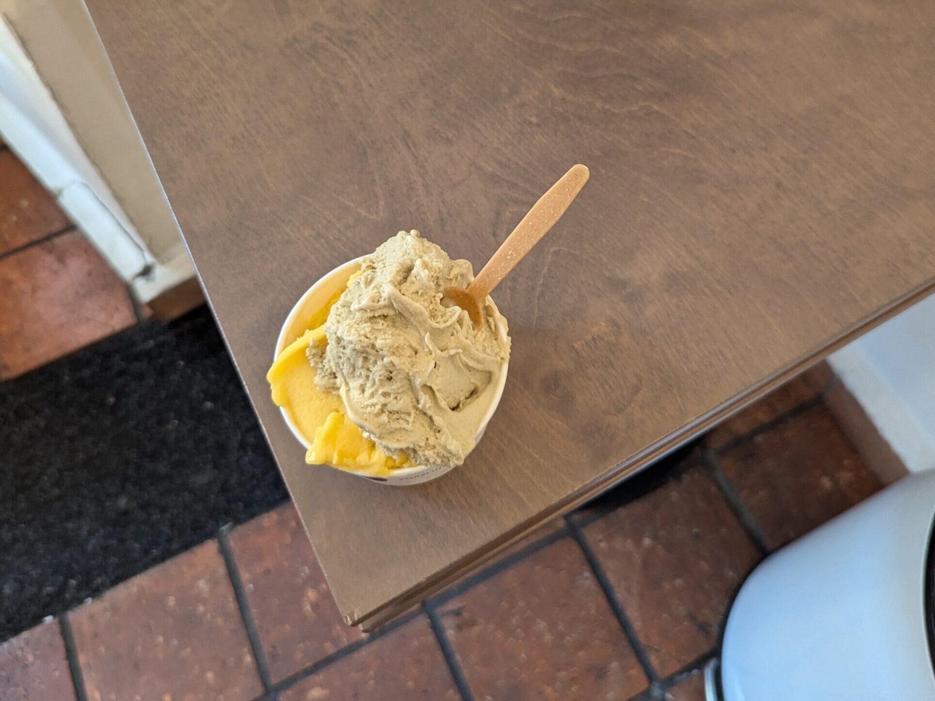 旧市街広場に行く途中で食べたジェラート