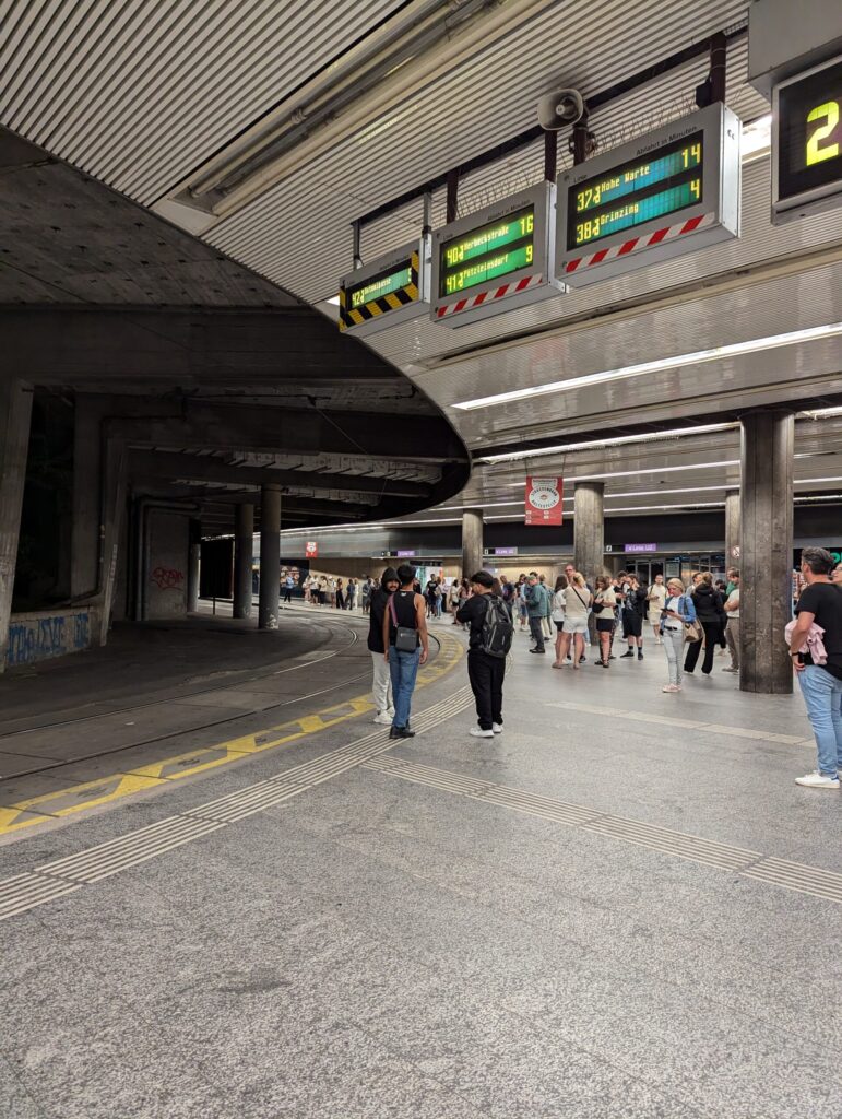 ウィーン空港到着後の市内駅