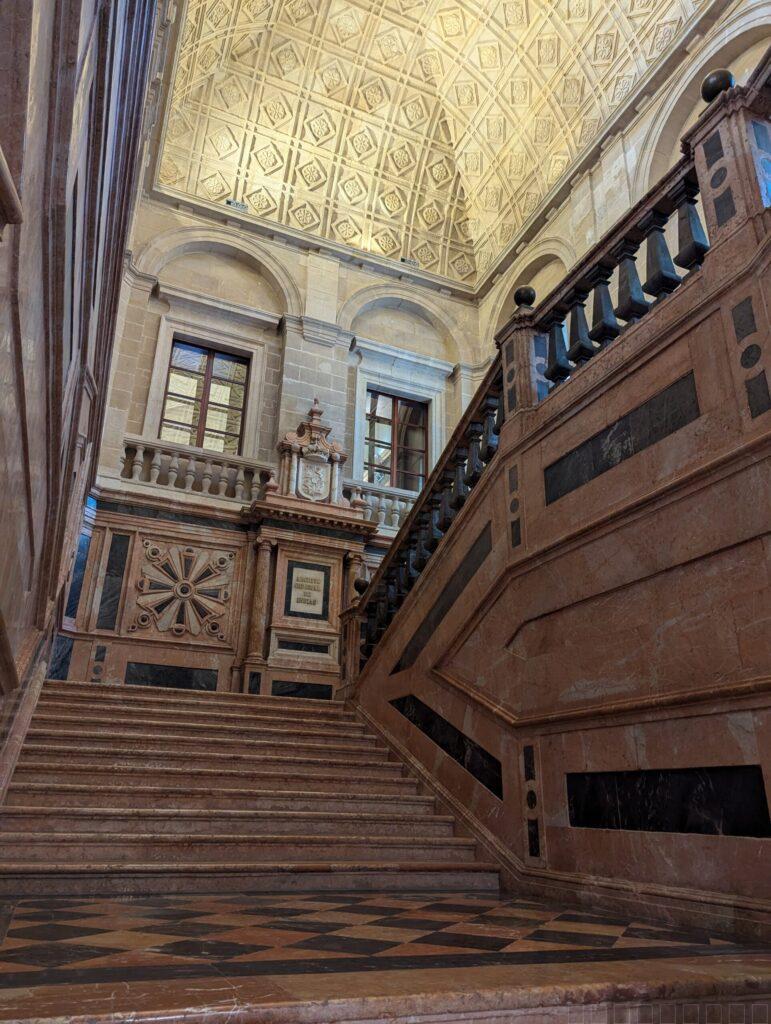 インディアス総合古文書館　階段